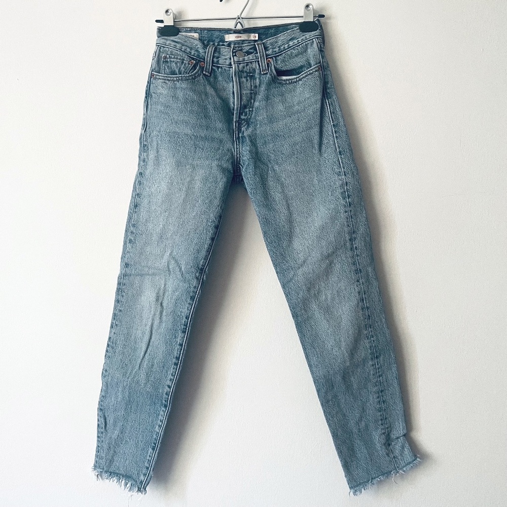 Levi's W24 Wedgie Fit  Medium Wash Blue Jean